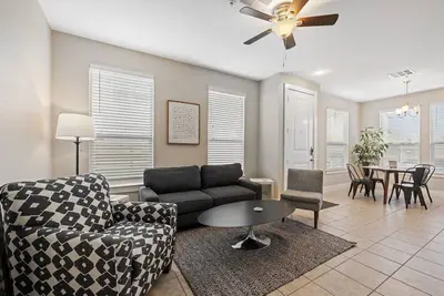 Image de Cozy & Budget Friendly 3/2. 5 Townhouse with a Private Yard in East Georgetown!