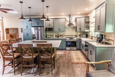 Image de Quiet, large ranch style home close downtown. Completely remodeled.