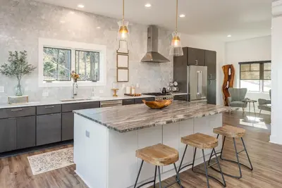 Image de Long Range Mtn Views Next to Jump Off Rock! Ultra Modern, Very Unique Open Floor