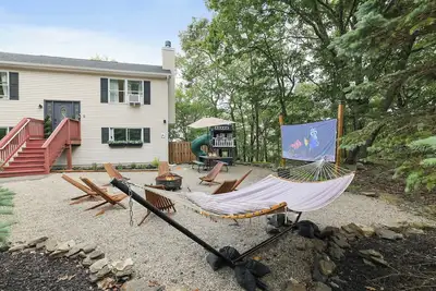 Image de FunFilledHome-SharedPool-GameRoom-FirePit-Karaoke-AirConditioning-PetFriendly