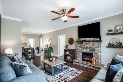 Image de Elegant End Condo -Fireplace & Community Amenities