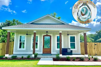 Image de Bay Hues House- Beautiful & New! Golf cart included. Close to Beach & Main St.