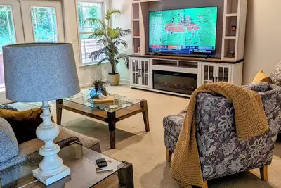 Image de Spacious house for groups-3 mi from Cu! Across from Patrick Square!