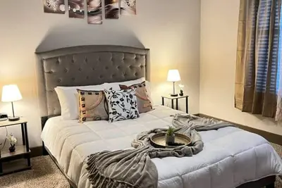 Image de Welcome, kick back and relax in this calm stylish luxury unit!