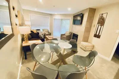 Image de 2b Ski-In&Out⛷Hot Tub⬬Heated Pool⬬Bbq⬬Netflix⬬Deck\n