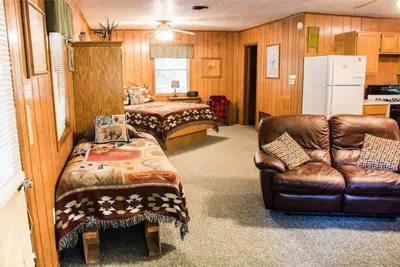 Image de Kishauwau's Starved Rock Area Cabins - Romantic Whirlpool Hunters Cabin