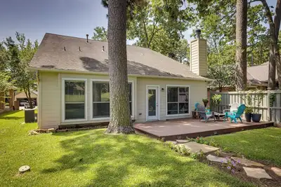 Image de Community Pool Access: Montgomery Retreat!