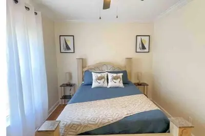 Boho Bungalow! With pool, patio, 10 miles from the beach. Near Owa & Sportsplex.