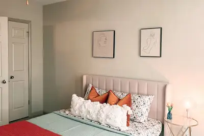 Image de Downtown loft - walking distance to bars, restaurants, coffee shops, and more