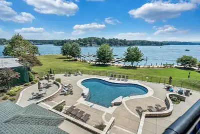 Image de Luxury Lakefront Condo In The Heart of Smith Mtn. Lake! ! ! 4br 3ba! ! !