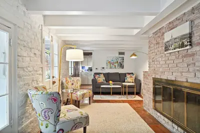 Image de Private Guesthouse - 2 bedrooms, 2. 5 bath, meandering courtyard, balconies