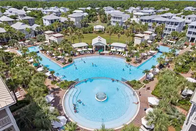 Image de Walk or Bike to Everything! Private Beach Access! Resort Style Pool and Cafe!