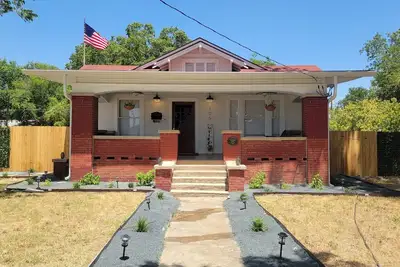 Image de Historical Bungalo in downtown Schertz in between San Antonio & New Braunfels.