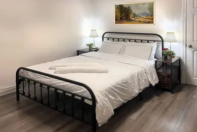Image de Cozy Guest Suit Basement Fully Private with Parking