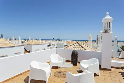 Image de Moderne, avec terrasse et vue sur la mer