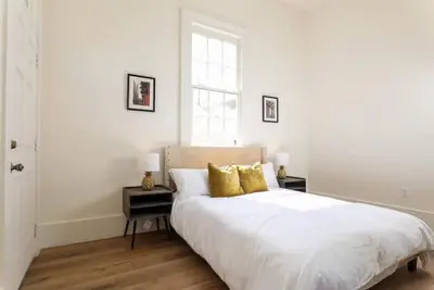 Image de Newly Renovated Modern Home Sleeps 5 W/W+D
