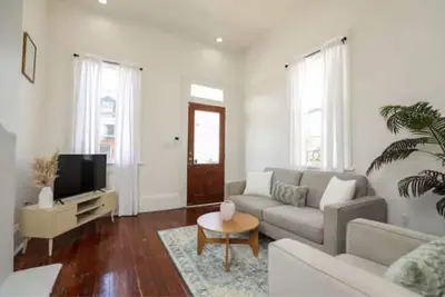 Image de Newly Renovated Modern Home Sleeps 3 W/W+D