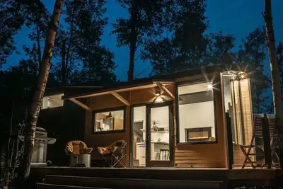 Image de Refuge Bay's Aqua Tiny Home - Luxury Off Grid Escape