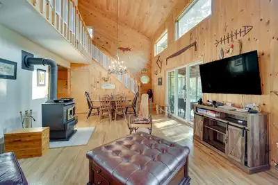 Image de Lakefront Cabin w/ Private Dock + Beach + Fire Pit