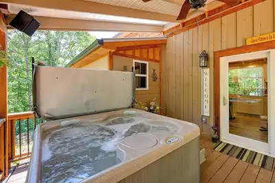 Image de Near Main Street w/ Hot Tub: Retreat in Hiawassee!