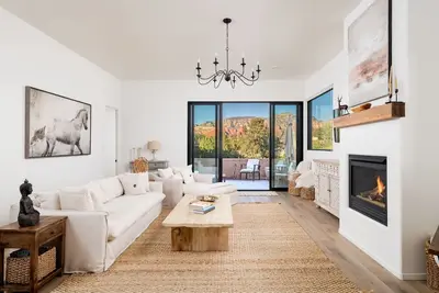 Image de New! Serenity and Style in Sedona - Pool, Red Rock Views, and more!