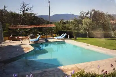 Image de Mas Provencal avec Piscine dans son écrin de verdure de 1, 7 ha