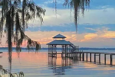 Image de Cottage on River