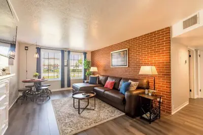 Image de Full kitchen - mins to airport, downtown, concerts.