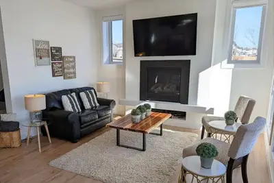 Bright Walk-Out Suite - Kitchenette & Amazing View
