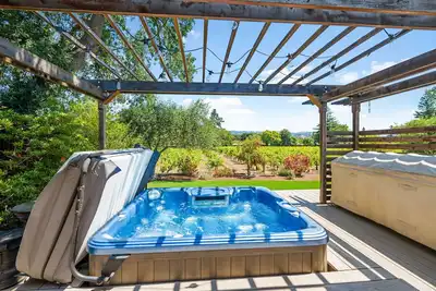Image de Relax in St. Helena - Hot Tub, Vineyard Home, Game Room, Dedicated Work Space