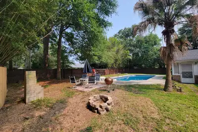Image de Peaceful Hideaway -5mins to base, Outdoor Pool, W+D, 3/2