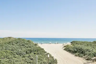 Image de Ideal Mix of Comfort and Value! Beachfront Property, Free Parking, Pool