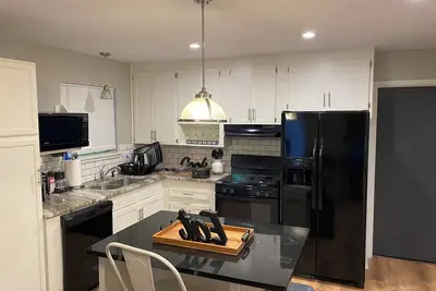 Image de Cheerful 3-bedroom with parking - Pet friendly