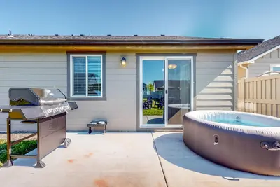 Image de Foxglove Place | House in Nampa with a large yard, hot tub, & firepit