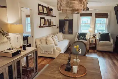 Image de Dog Friendly Fenced Cottage Minutes from the Water!