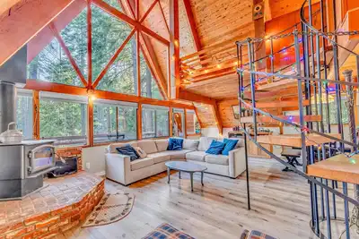 Image de Woodsy Tahoe Cabin with Hot Tub and Deck
