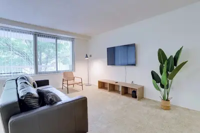 Image de Comfort & Space in Prime Location