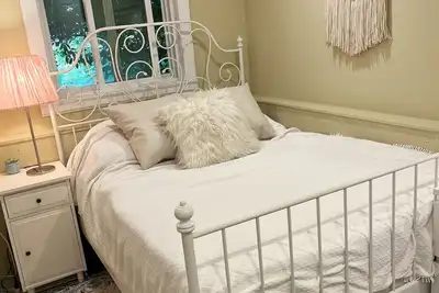 Image de One Bedroom Suite on Commercial Dr Area