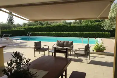 Image de Holiday home in the countryside with a swimming pool, surrounded by greenery.