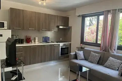 Image de Studio moderne à 50m de la plage, climatisé, proche commerces et gare, parking disponible