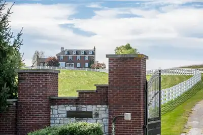Image de This circa 1917 house has been given new life with a thoughtful renovation by Castle & Key