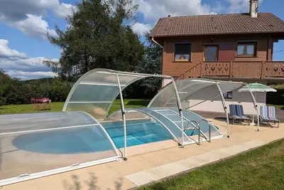 Chalet cosy avec piscine privée au Val-d'Ajol, 3 chambres