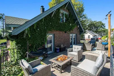 Image de Classic 4br Bowery Hill Gem, Near Top Spots!
