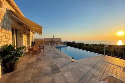 Image de A Private Villa With Pool and Endless sea View-5 min From the Beach!