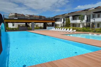 Image de Appartement de vacances avec climatisation, balcon et piscine