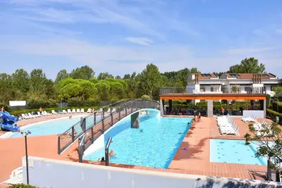 Image de Appartement de vacances avec climatisation, jardin et piscine