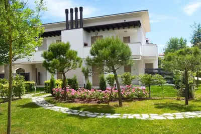 Image de Appartement de vacances avec climatisation, jardin et piscine