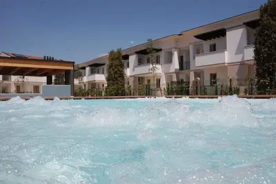 Image de Appartement de vacances avec climatisation, balcon et piscine