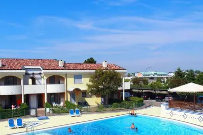 Image de Appartement de vacances avec air conditionné et une piscine extérieure