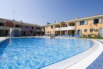 Image de Appartement de vacances avec une piscine extérieure et de la climatisation